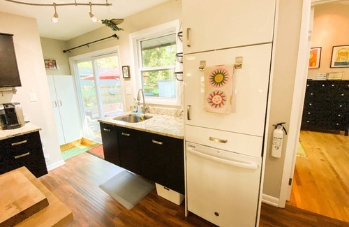 Arnold House | Stay mins to downtown in sunny fenced-in backyard in waterfront community Pet-friendly
