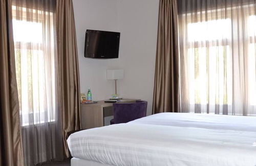 Ouddorp Hotel | Stay Near the Beach and Explore Seals, Lighthouses! Free Breakfast, Parking!