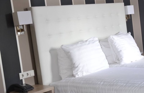 Ouddorp Hotel | Stay Near the Beach and Explore Seals, Lighthouses! Free Breakfast, Parking!