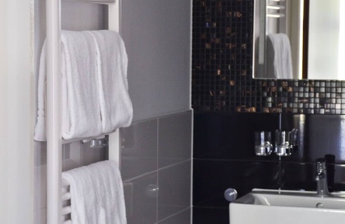 Ouddorp Hotel | Stay Near the Beach and Explore Seals, Lighthouses! Free Breakfast, Parking!