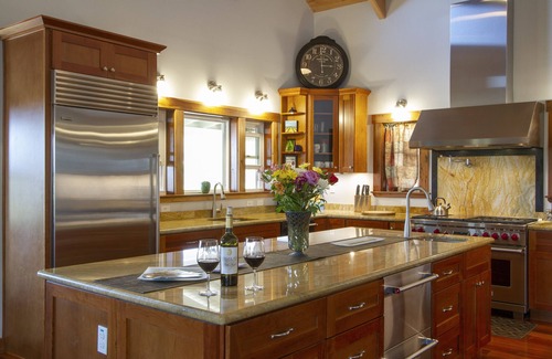 Healdsburg House | Stay on the vineyard, hot tub &pool. 5 Queen suites, chef's kitchen, wrap porch