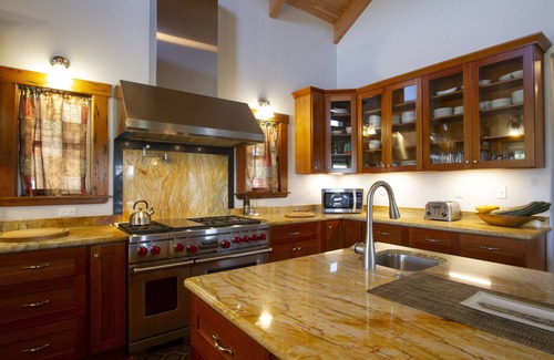 Healdsburg House | Stay on the vineyard, hot tub &pool. 5 Queen suites, chef's kitchen, wrap porch