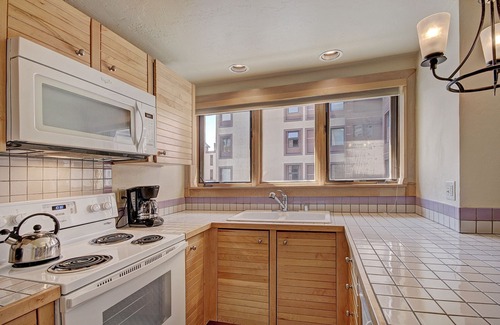 Peak 9 Condo | Stay Slopeside At Peak 9, Cozy Studio Steps To Apres& Dining Studio Bedroom Condo by RedAwning