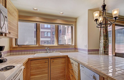 Peak 9 Condo | Stay Slopeside At Peak 9, Cozy Studio Steps To Apres& Dining Studio Bedroom Condo by RedAwning