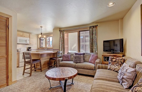 Peak 9 Condo | Stay Slopeside At Peak 9, Cozy Studio Steps To Apres& Dining Studio Bedroom Condo by RedAwning
