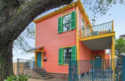 Touro House | Stay steps from Saint Charles Avenue!