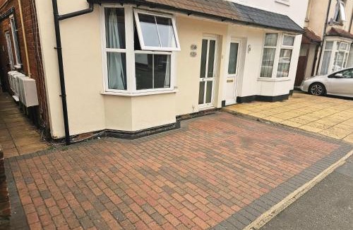 Woking Apartment | Stay Zen Apartments - Free Parking & Private Garden Ground Floor Central Woking - Business & Leisure