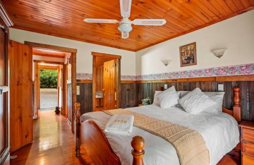Badger Creek House | StayAU Cedar Lodge 3BR Quaint Countryside Cottage