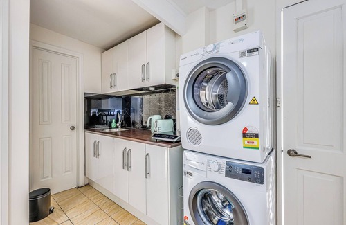 Malvern East Apartment | StayAU Cozy 1BR Living Space Chadstone