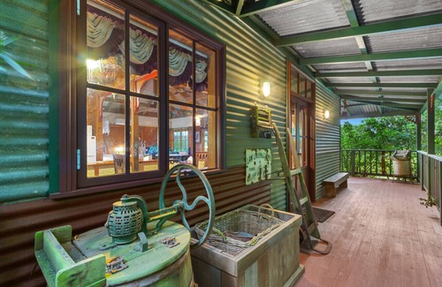 Mount Dandenong Cabin | StayAU Ironbark Cottage Romantic Retreat Dandenong