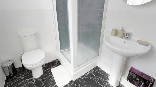 Cole Green Apartment | StayZo Cole Green Lane Accommodation- FREE Parking
