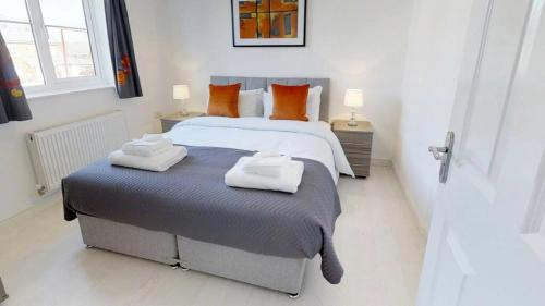 Cole Green Apartment | StayZo Cole Green Lane Accommodation- FREE Parking