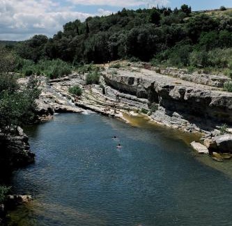 Ribaute Apartment | Steinhaus mit Dachterrasse und Badefluss
