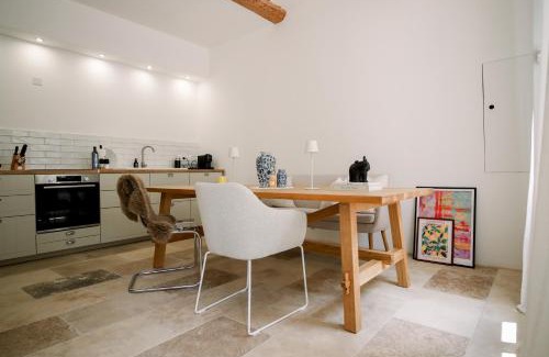 Ribaute Apartment | Steinhaus mit Dachterrasse und Badefluss