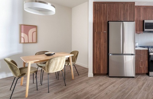 Southwest Berkeley Apartment | Stellar Emeryville 1BR w/Spin Studio & A/C, nr Mall, by Blueground