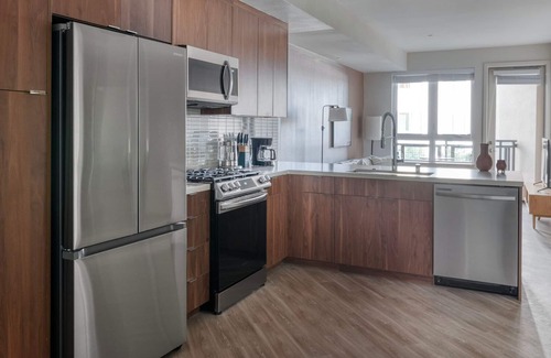 Southwest Berkeley Apartment | Stellar Emeryville 1BR w/Spin Studio & A/C, nr Mall, by Blueground