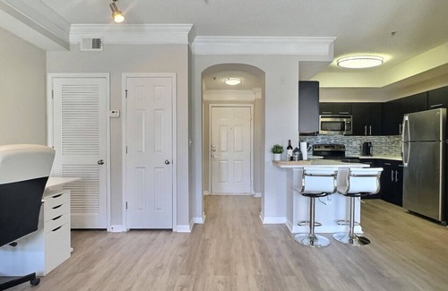 Lenox Apartment | Stellar suite w/Gym, Pool & Netflix, sleeps 4!