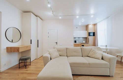 Chisinau Apartment | Step Out to Stores & Parks – TOP - 1BR on Blvd