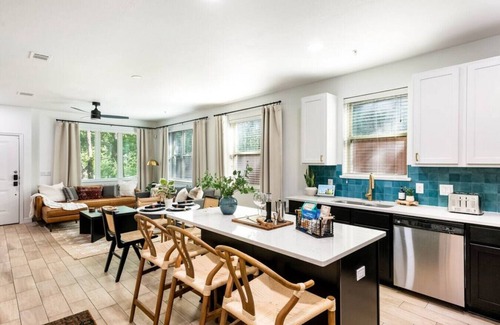 North University House | Steps 2 Live Music! Near DT& UT! Sleeps 10, XBOX & Ps5, Luxury