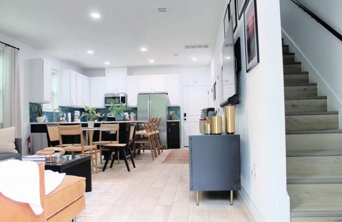 North University House | Steps 2 Live Music! Near DT& UT! Sleeps 10, XBOX & Ps5, Luxury