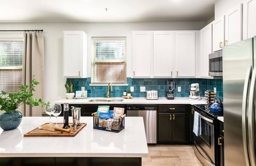 North University House | Steps 2 Live Music! Near DT& UT! Sleeps 10, XBOX & Ps5, Luxury