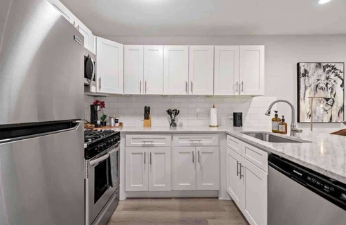 Clarksville Apartment | Steps away from Downtown Restaurants and Bars - King Bed