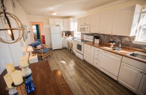 Southpointe House | STEPS from the Beach - Private Access! -As Seen On TV- Accommodates 9