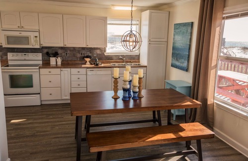 Southpointe House | STEPS from the Beach - Private Access! -As Seen On TV- Accommodates 9