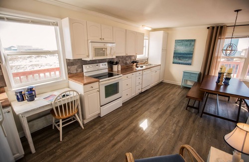 Southpointe House | STEPS from the Beach - Private Access! -As Seen On TV- Accommodates 9