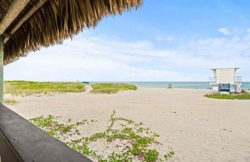 Palm Beach Shores Apartment | Steps To Beach! 4 Condos In 1- Perfect For Groups