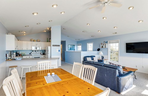 Emerald Isle House | Steps to Beach: Emerald Isle Home w/Deck!