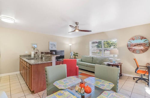 Biloxi Cottage | Steps to Beach, Short drive to Casinos, Coliseum, & all Biloxi's entertainment!