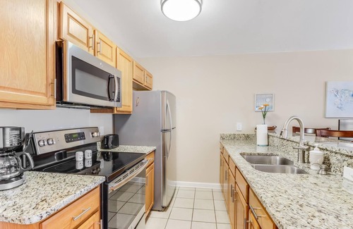 Biloxi Cottage | Steps to Beach, Short drive to Casinos, Coliseum, & all Biloxi's entertainment!