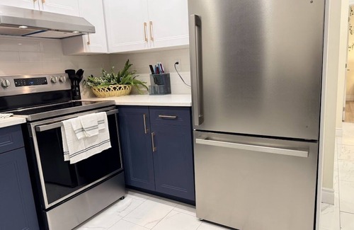 Walkerville House | Steps to Caesars, Riverfront & Dining! Hot Tub Add-On, Sleeps 9 Guests