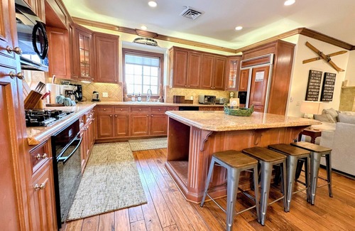 Mammoth Lakes Cabin | Steps to Canyon Lift & Shuttle – Relax in Sauna & Hot Tub with Garage Parking