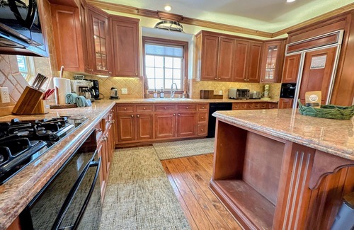 Mammoth Lakes Cabin | Steps to Canyon Lift & Shuttle – Relax in Sauna & Hot Tub with Garage Parking