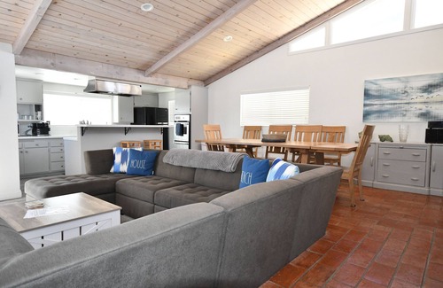 Hollywood House | Steps to Sand. Steps to Harbor. Endless Memories 4-bedroom, 3-bath retreat comfortably sleeps up to 8 guests, making it ideal for families, couples, or friends seeking a coastal getaway.