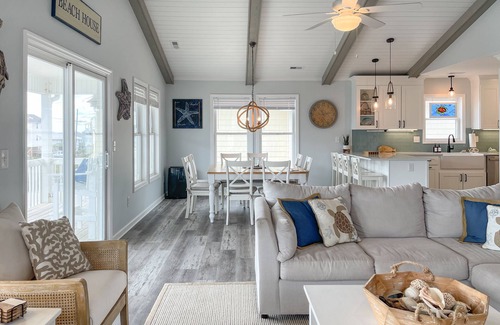 Surf City House | Steps to the Beach and Downtown Surf City + Charter Discount!