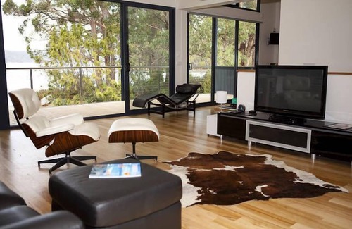 Port Arthur House | Stewarts Bay Beach House, Port Arthur. Tasmania 1.0 km from Historic Site.