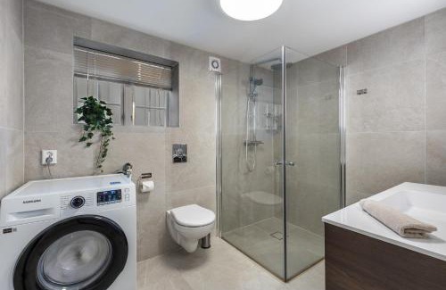 Arendal Apartment | Stilfull bolig med 4 soverom - nær Arendal sentrum med parkering