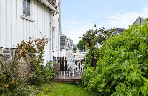 Arendal Apartment | Stilfull bolig med 4 soverom - nær Arendal sentrum med parkering