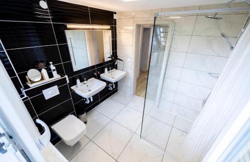 Schiffweiler Apartment | Stilvolles Design-Maisonette in Schiffweiler - 2 Etagen - Self-Check-in - 2 Parkplätze - WLAN - Balkon & Garten - ruhig gelegen - Nähe See & Wald - bis 7 Pers