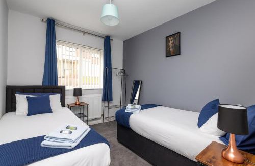 Leeds Apartment | Stonecliffe Homes by Alt-Stay Leeds 6 Bedroom Contractor and Corporate Accommodation - 2x Semi Detached Houses with 2 Kitchens, 2 Living Rooms, 4 Bathrooms, Parking, Netflix and Fast Wi Fi - Long Stay Ready with Weekly and Monthly Rates