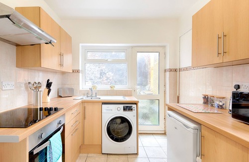 St. Thomas House | Stop Looking! Walk to the City Center - TV in every Bedroom!