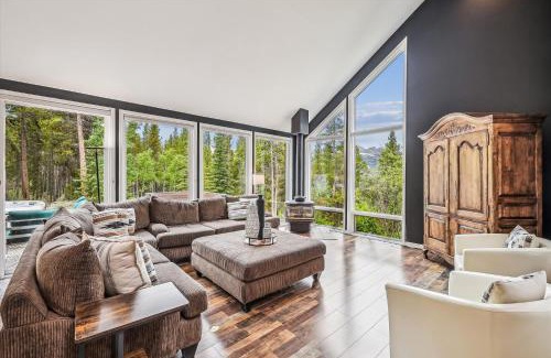 Dunkin Hill House | Stormbunker Paradise home