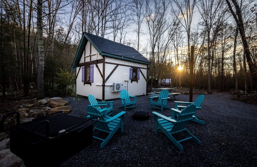 Goldbond Cottage | Storybook Cottage @ Four Fillies Lodge-Glamping