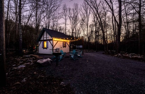 Goldbond Cottage | Storybook Cottage @ Four Fillies Lodge-Glamping