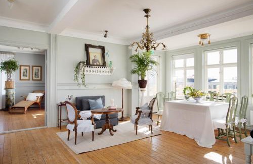 Lysekil Hotel | Strandflickornas Annex Gula Villan