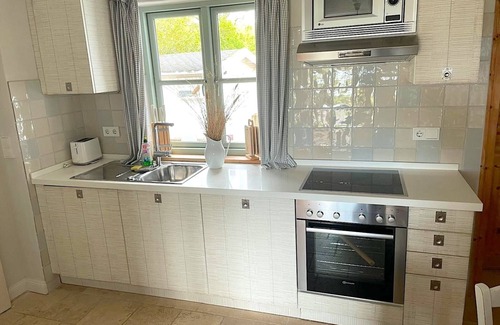 Fehmarnsund Apartment | Strandhaus-Fehmarn, sun deck, living by the sea, beach and garden