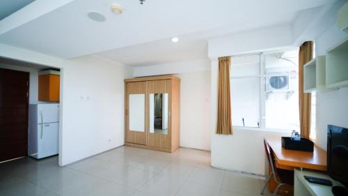 Siwalankerto Apartment | Strategic Studio Apartment at High Point Serviced By Travelio